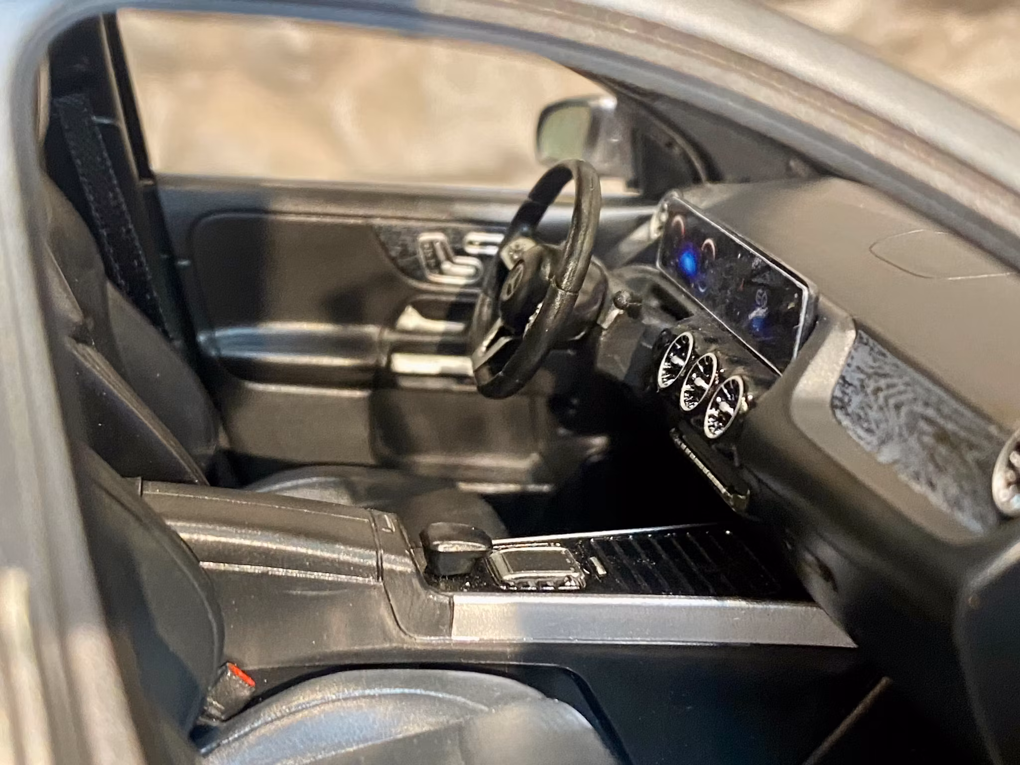 Skala 1/18 Mercedes-Benz EQA (H243) Matte Grey metallic fr NZG