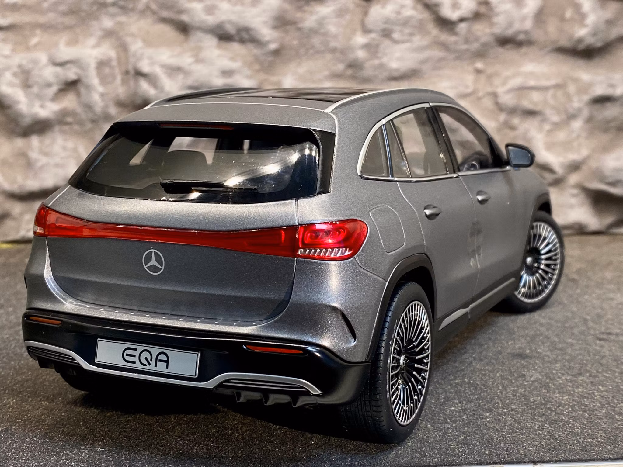 Skala 1/18 Mercedes-Benz EQA (H243) Matte Grey metallic fr NZG