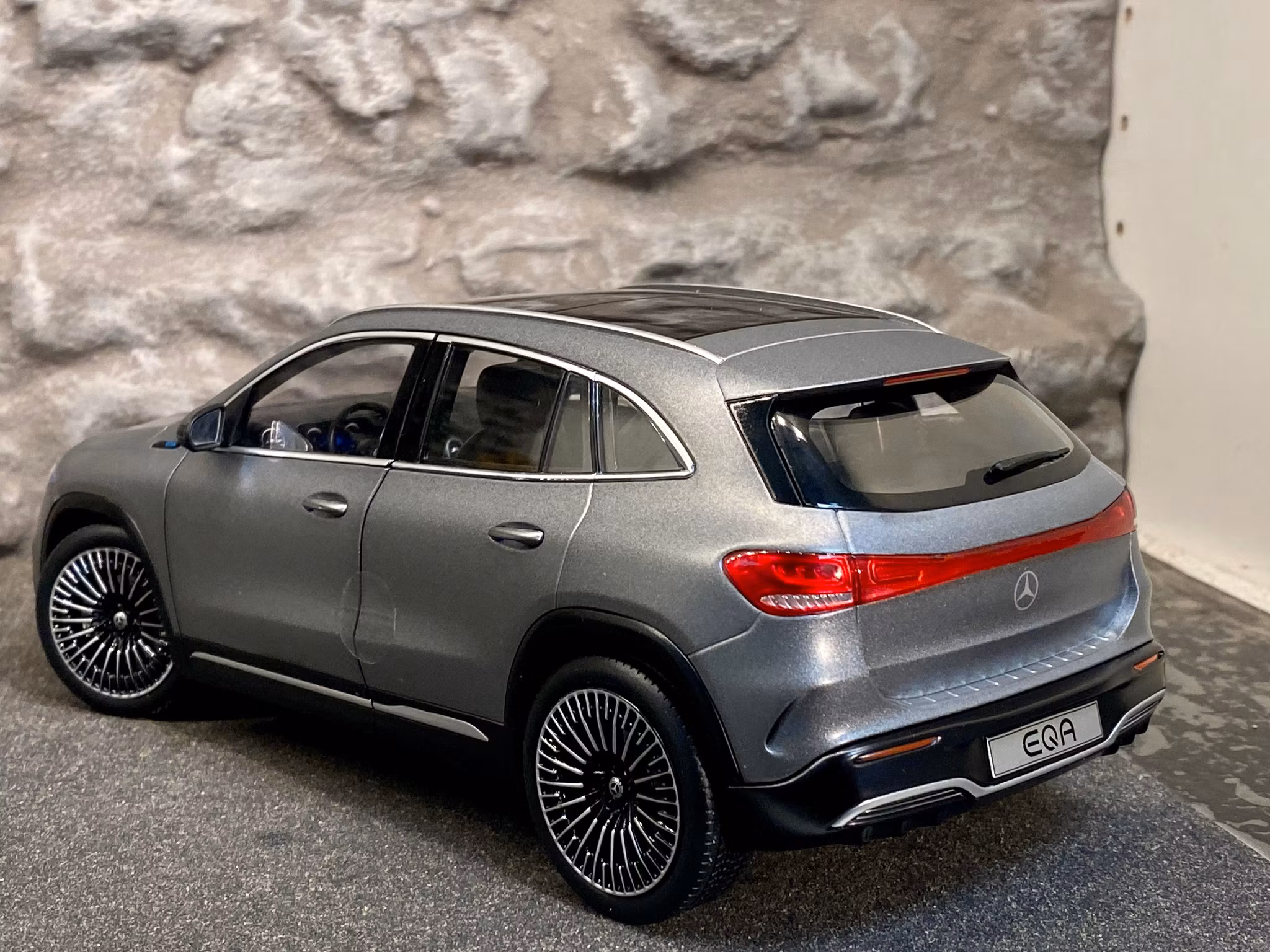 Skala 1/18 Mercedes-Benz EQA (H243) Matte Grey metallic fr NZG