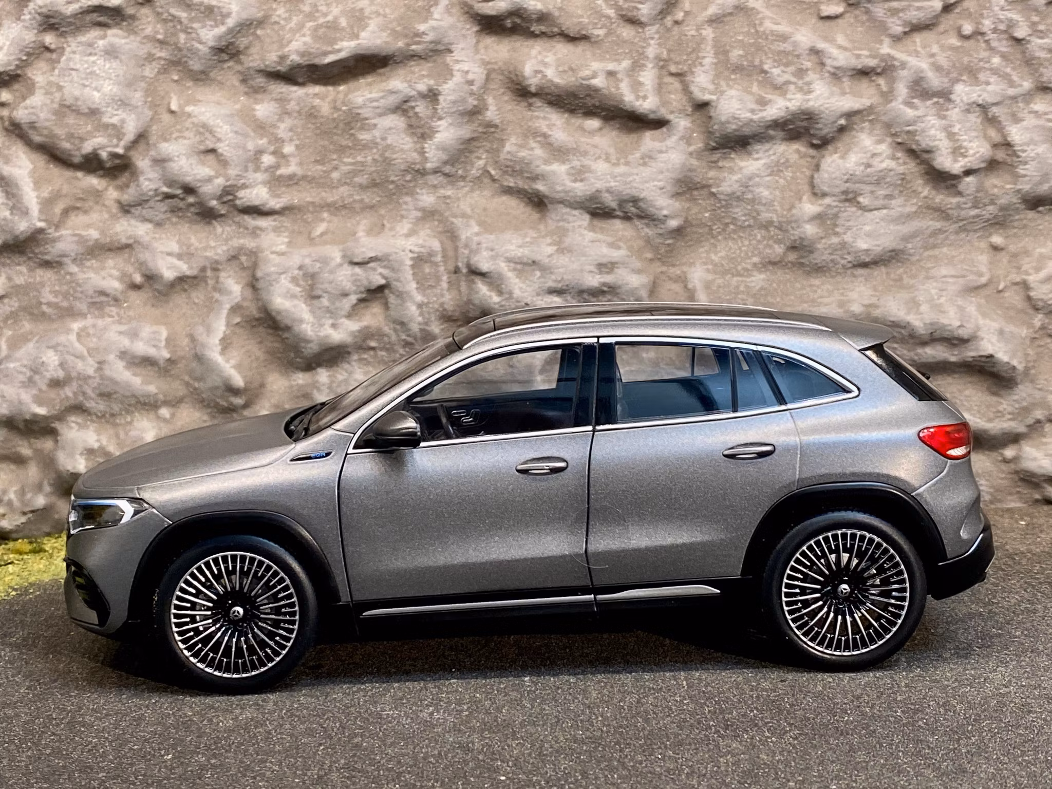 Skala 1/18 Mercedes-Benz EQA (H243) Matte Grey metallic fr NZG