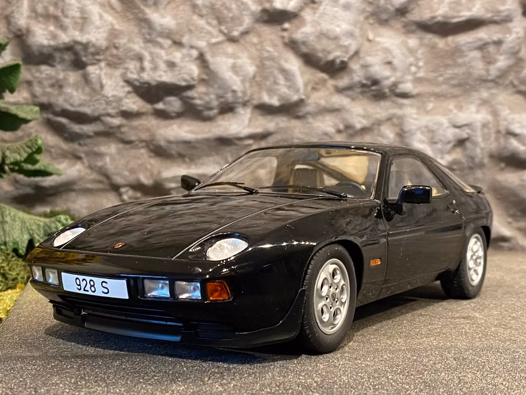 Skala 1/18 PORSCHE 928 S, Black fr MCG Model car Group