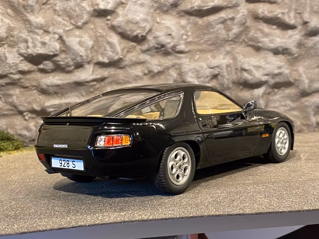 Skala 1/18 PORSCHE 928 S, Black fr MCG Model car Group