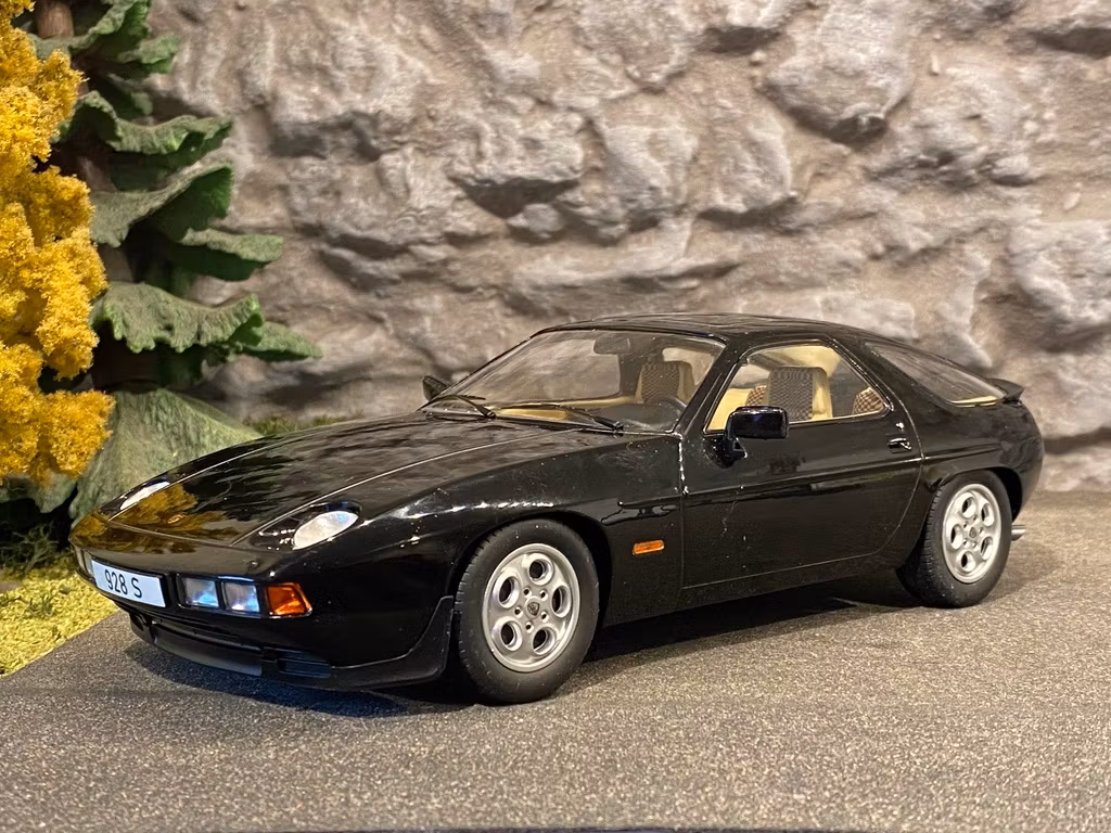 Skala 1/18 PORSCHE 928 S, Black fr MCG Model car Group