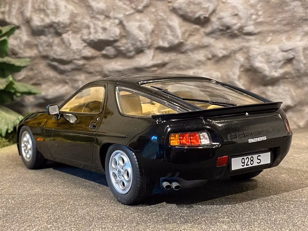 Skala 1/18 PORSCHE 928 S, Black fr MCG Model car Group