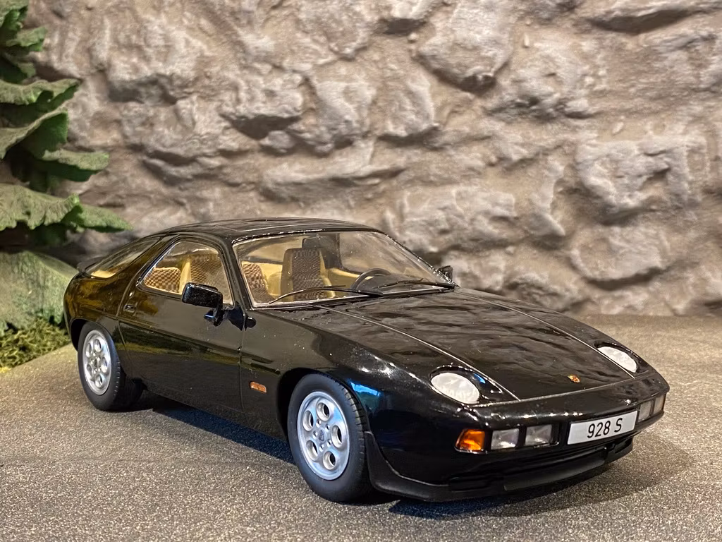 Skala 1/18 PORSCHE 928 S, Black fr MCG Model car Group
