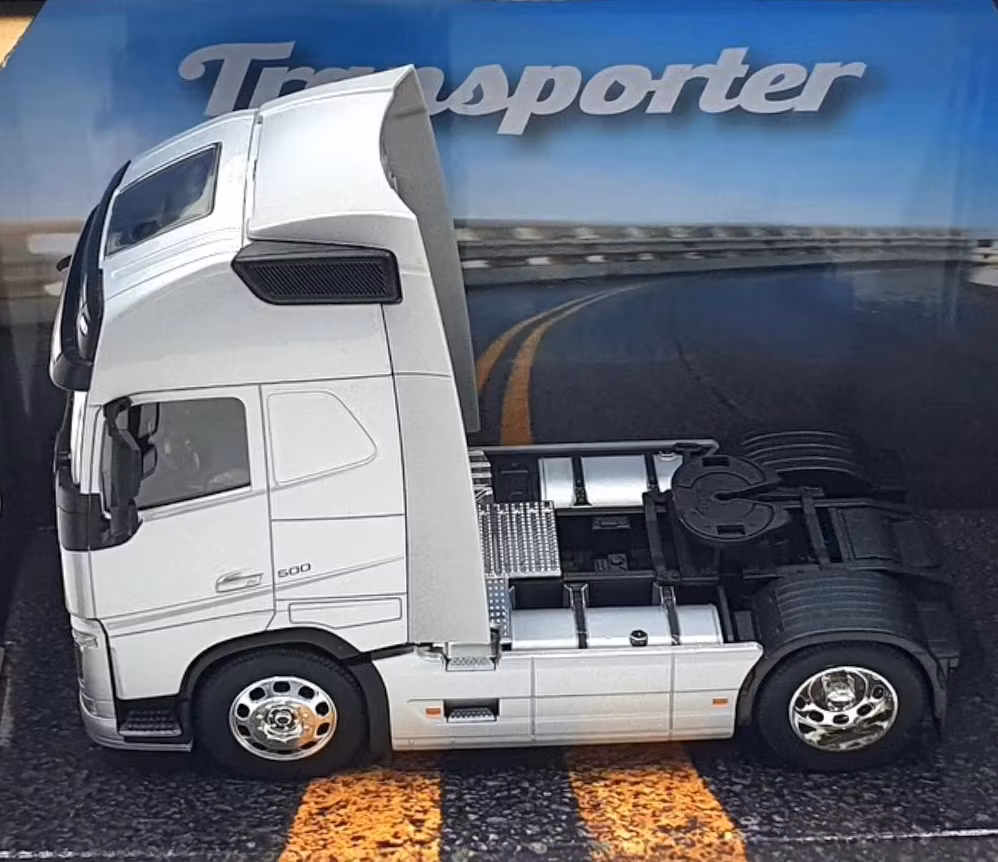 Skala 1/32 WELLY Transporter VOLVO FH12 Silver