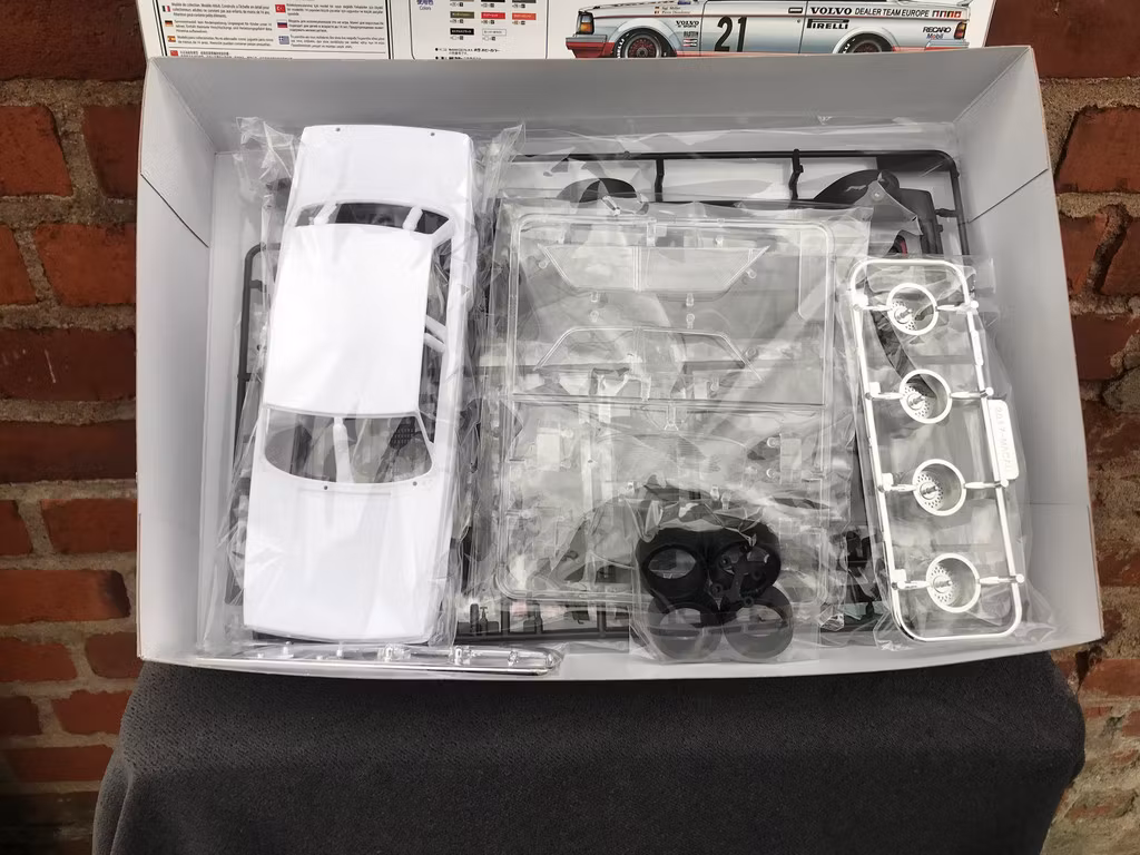 Supersuccén! Skala 1/24 Byggmodell VOLVO 240 TURBO '86 Macau fr BEEMAX