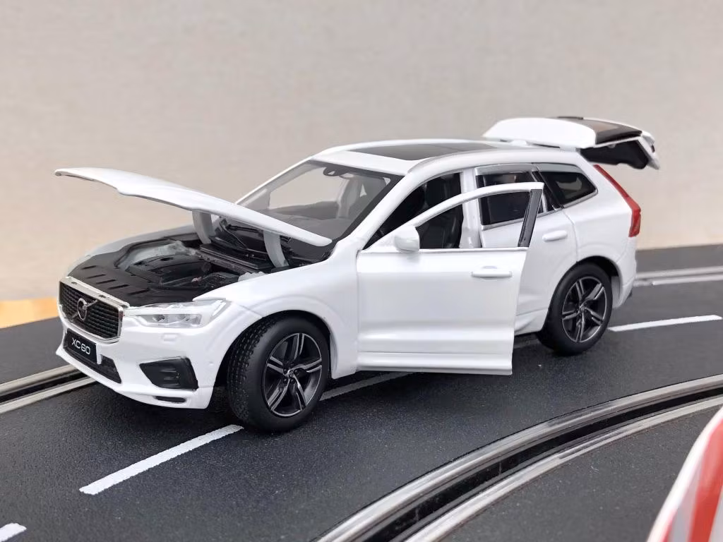 Skala 1/32 Volvo XC60, Vit, Vit kartong, från Tayumo