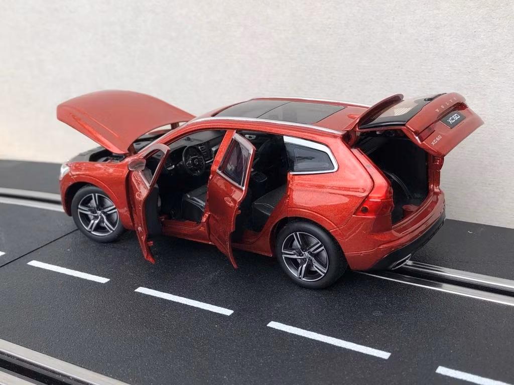 Skala 1/32 Volvo XC60, Fusion Röd, vit kartong från Tayumo