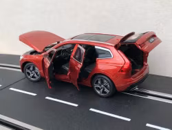 Skala 1/32 Volvo XC60, Fusion Röd, vit kartong från Tayumo