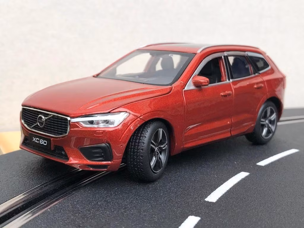 Skala 1/32 Volvo XC60, Fusion Röd, vit kartong från Tayumo