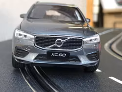 Skala 1/32 Volvo XC60, Osmium Grå, Vit kartong från Tayumo