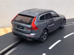 Skala 1/32 Volvo XC60, Osmium Grå, Vit kartong från Tayumo