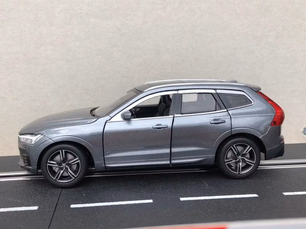 Skala 1/32 Volvo XC60, Osmium Grå, Vit kartong från Tayumo