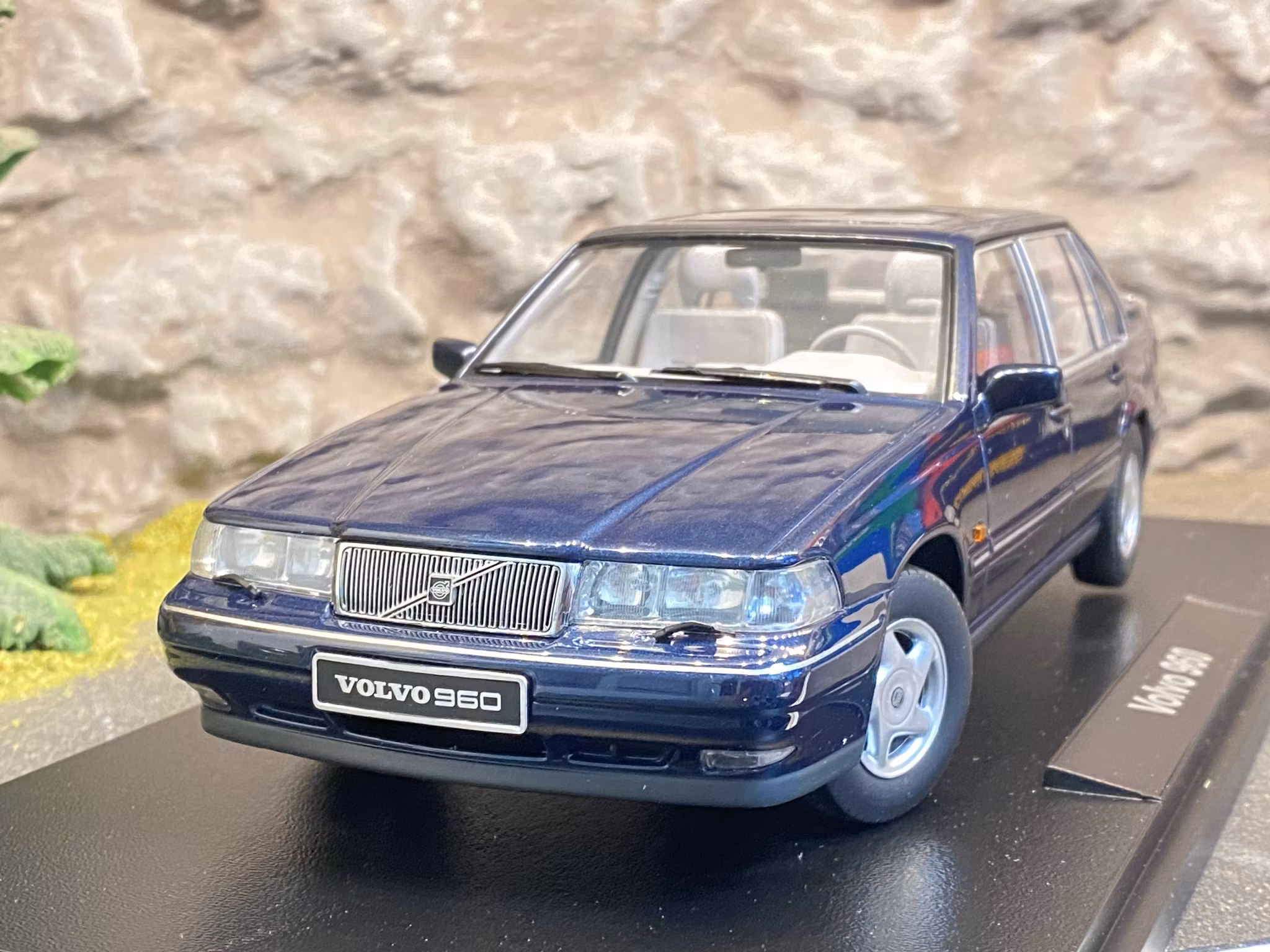 Skala 1/18 Volvo 960, Nautic Blue pearl fr Triple9 Collection