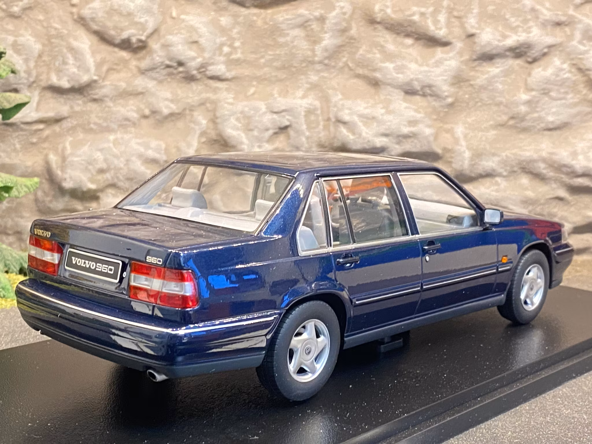 Skala 1/18 Volvo 960, Nautic Blue pearl fr Triple9 Collection