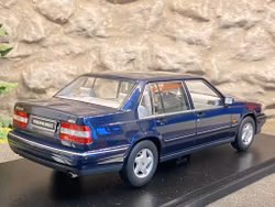 Skala 1/18 Volvo 960, Nautic Blue pearl fr Triple9 Collection