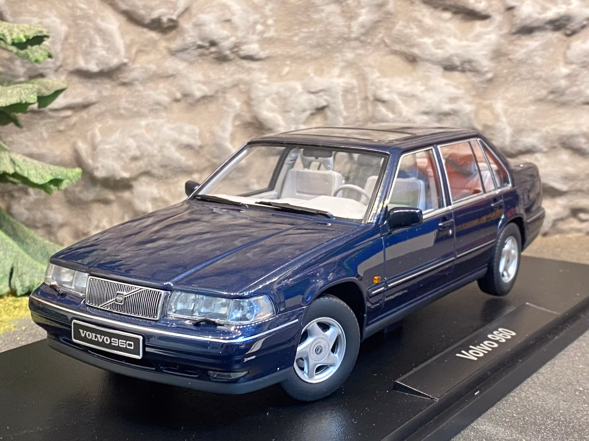 Skala 1/18 Volvo 960, Nautic Blue pearl fr Triple9 Collection