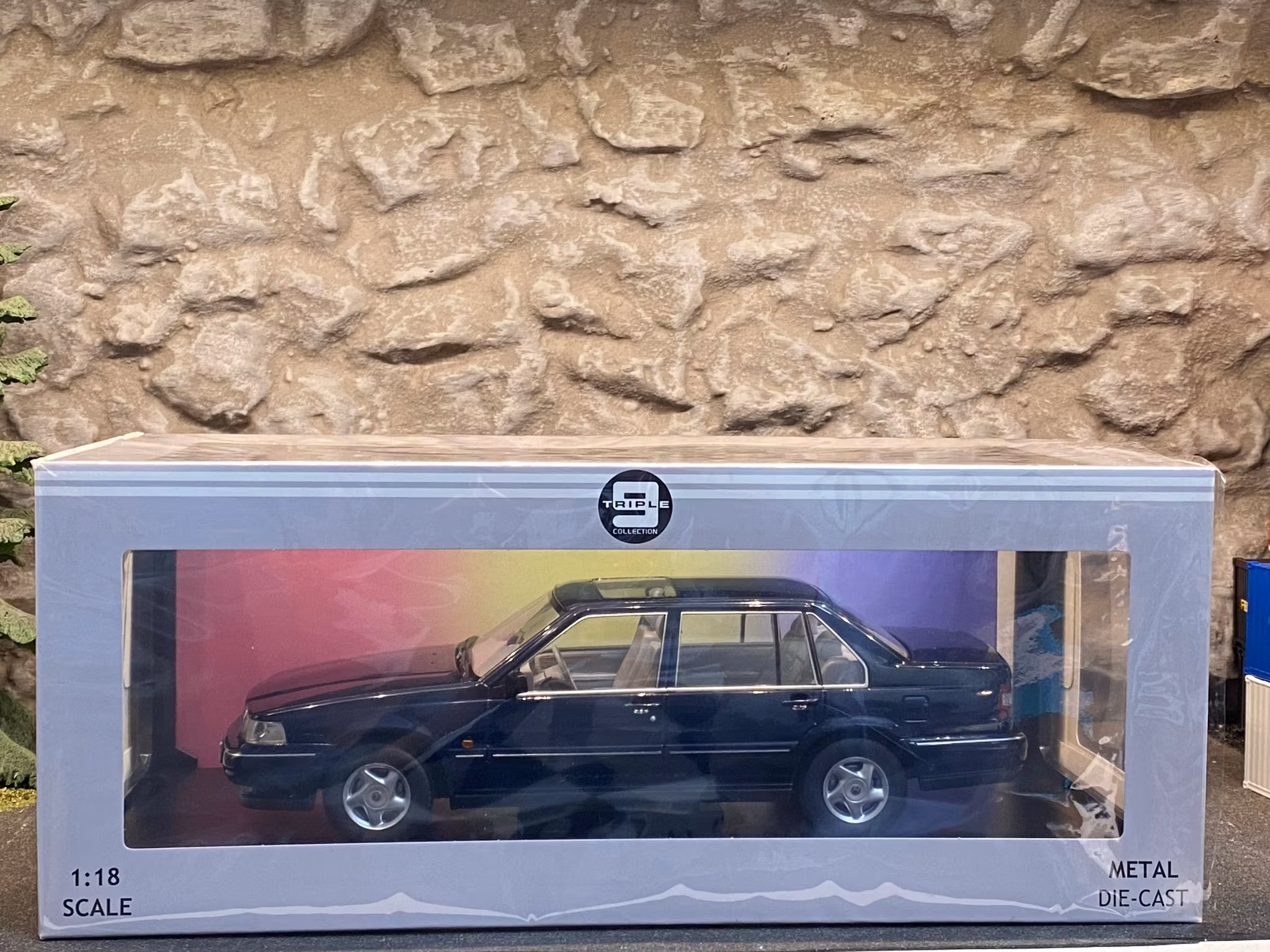 Skala 1/18 Volvo 960, Nautic Blue pearl fr Triple9 Collection