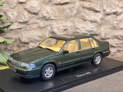 Skala 1/18 Volvo 960, Dark Olive Pearl (green) fr Triple9 Collection