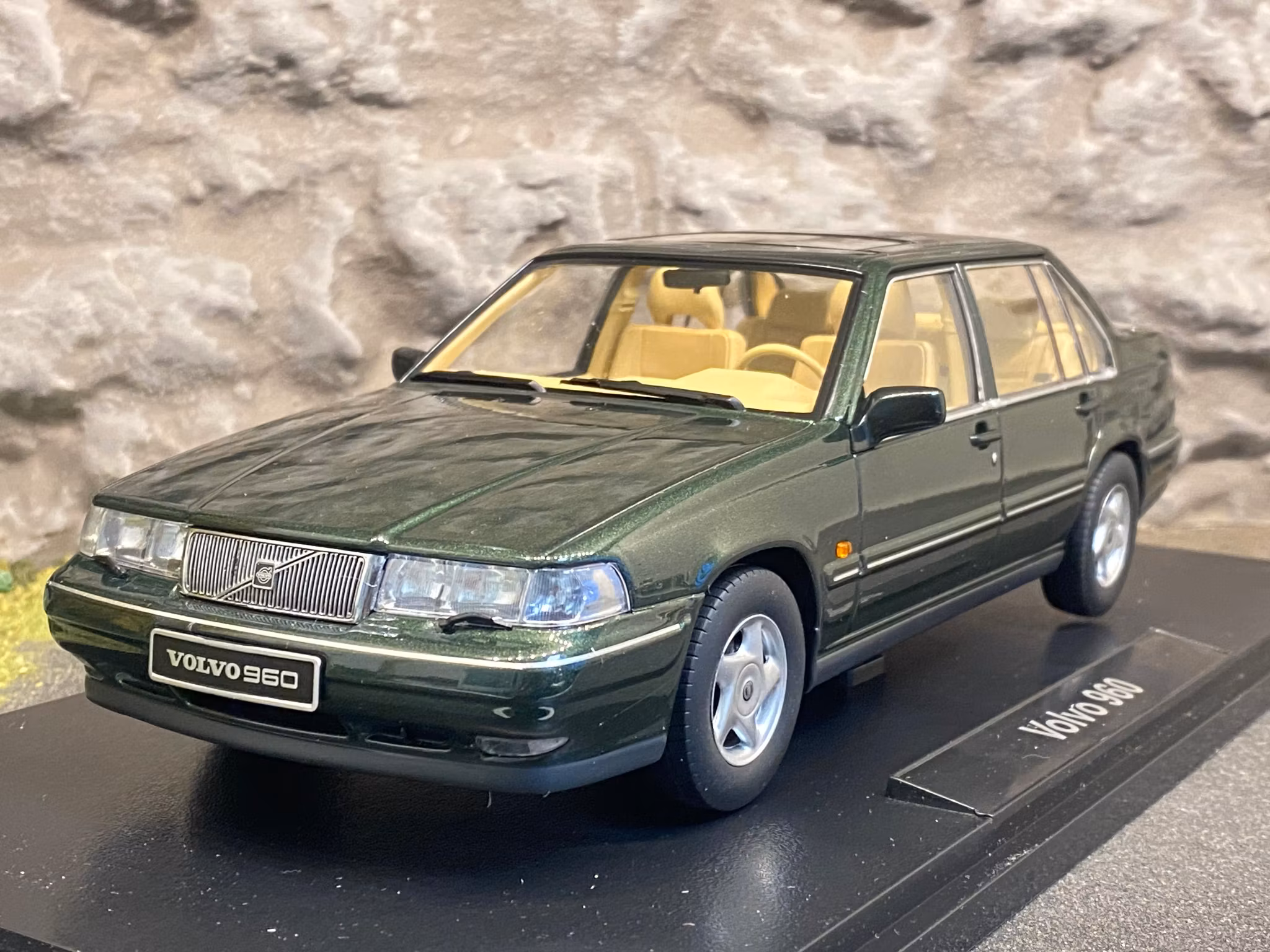 Skala 1/18 Volvo 960, Dark Olive Pearl (green) fr Triple9 Collection