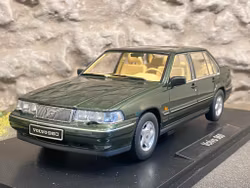 Skala 1/18 Volvo 960, Dark Olive Pearl (green) fr Triple9 Collection