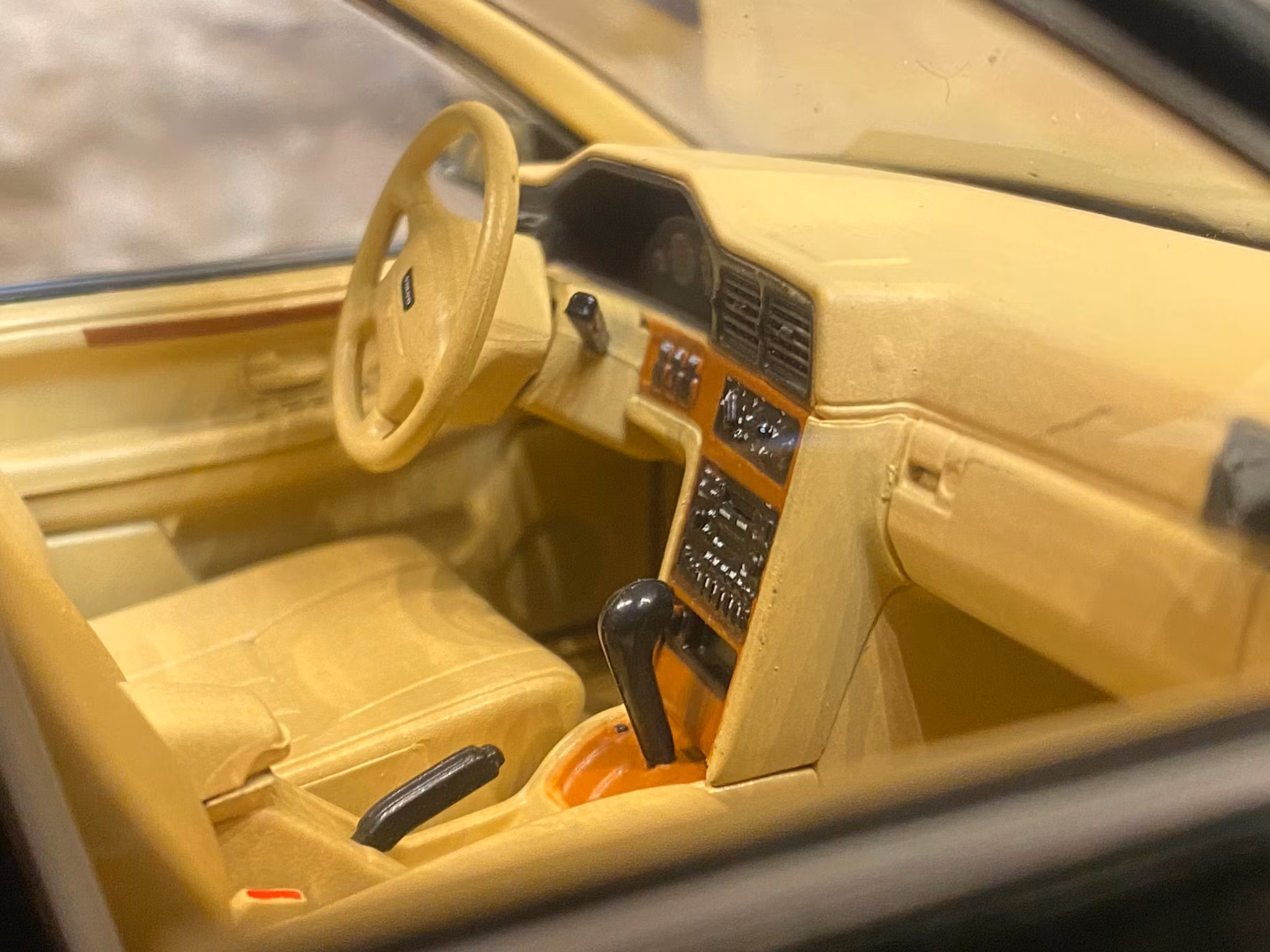 Skala 1/18 Volvo 960, Dark Olive Pearl (green) fr Triple9 Collection