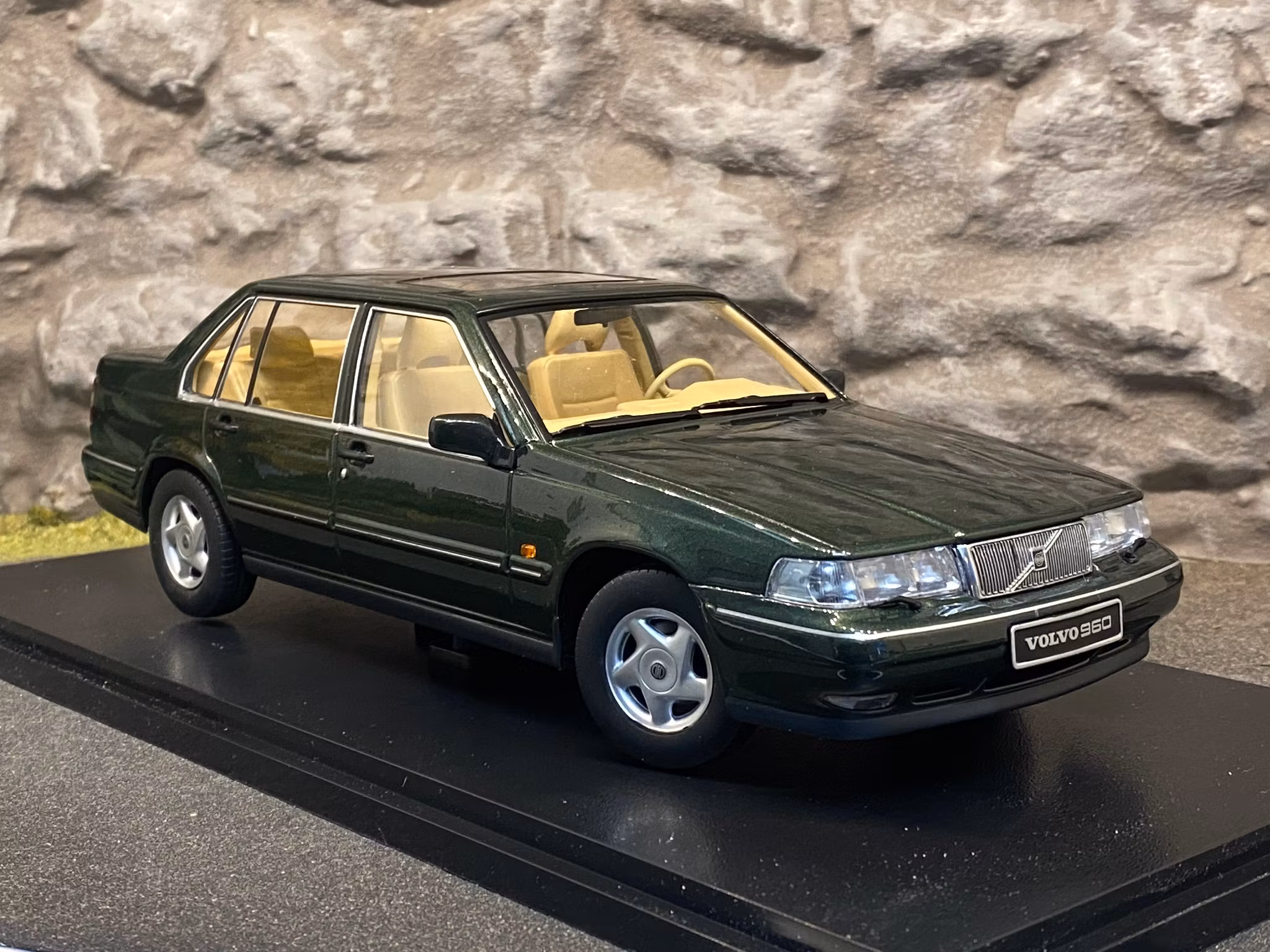 Skala 1/18 Volvo 960, Dark Olive Pearl (green) fr Triple9 Collection