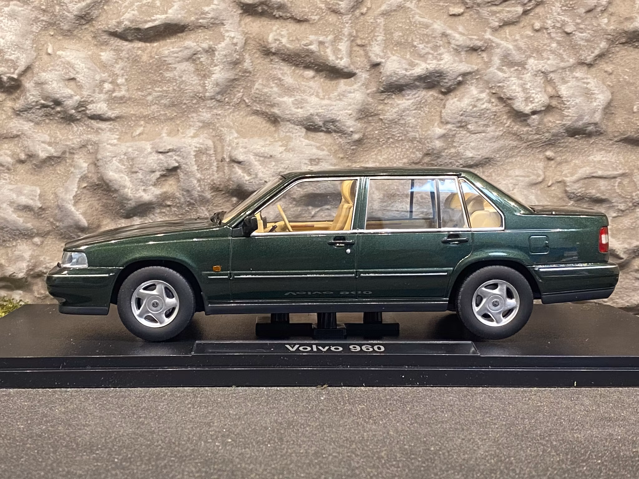 Skala 1/18 Volvo 960, Dark Olive Pearl (green) fr Triple9 Collection