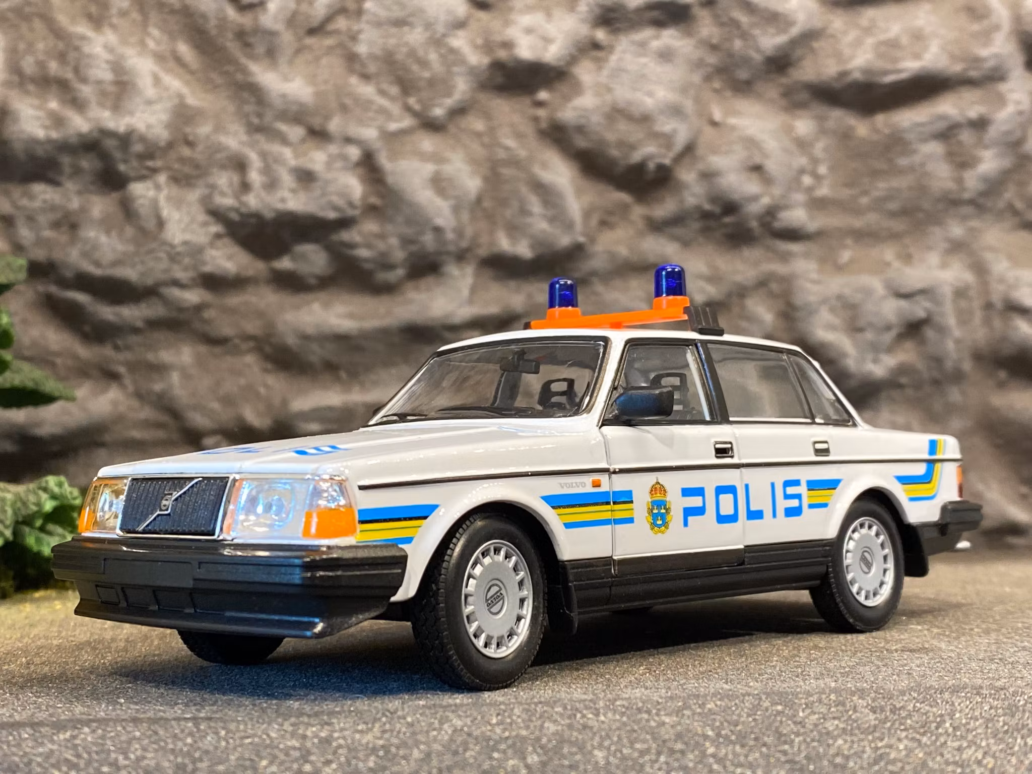 Skala 1/24 Volvo 240 GL, Svensk Polisbil "Hockeyklubban", vit  fr Welly