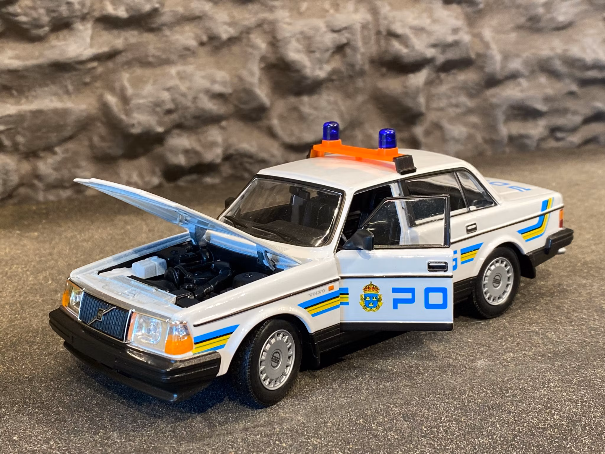 Skala 1/24 Volvo 240 GL, Svensk Polisbil "Hockeyklubban", vit  fr Welly