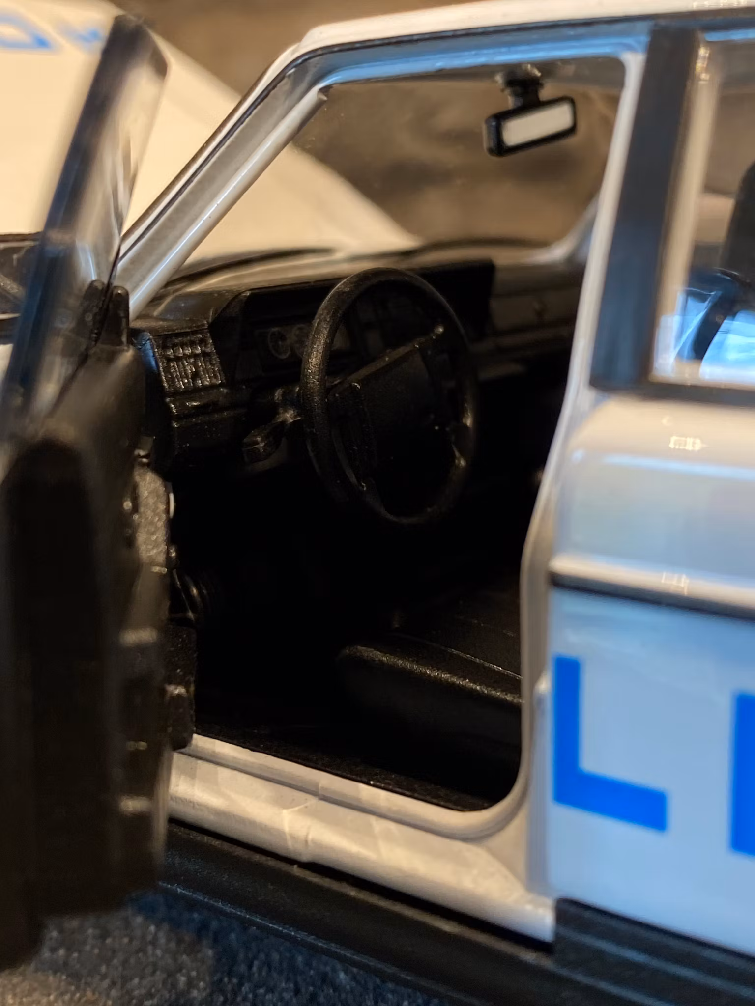 Skala 1/24 Volvo 240 GL, Svensk Polisbil "Hockeyklubban", vit  fr Welly