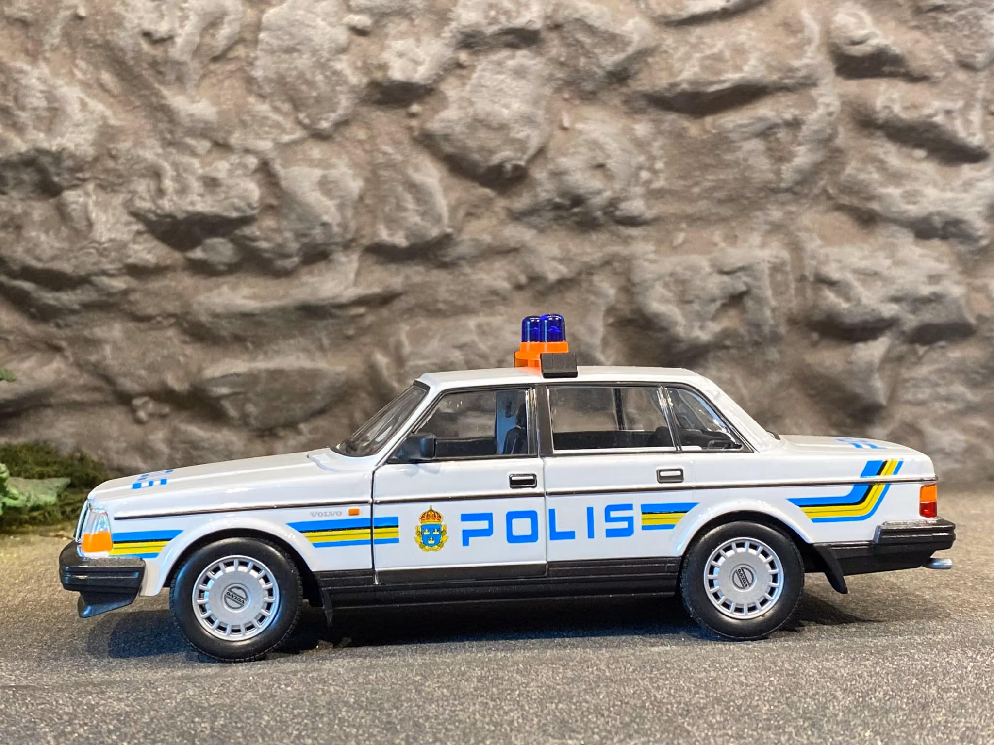 Skala 1/24 Volvo 240 GL, Svensk Polisbil "Hockeyklubban", vit  fr Welly