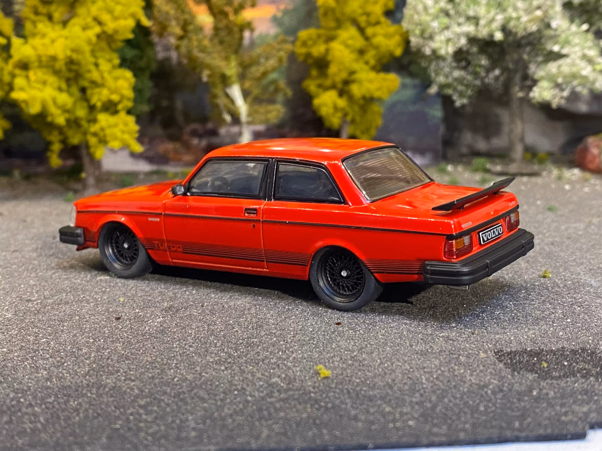 Skala 1/43 Volvo 242 (240) Custom, red, 1980' fr IXO Models