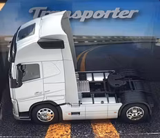 Skala 1/32 WELLY Transporter: VOLVO FH12 white