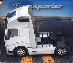 Skala 1/32 WELLY Transporter: VOLVO FH12 white