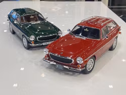 Skala 1/18 Volvo 1800 ES (US version) 1972 Red with lower side stripes fr Norev