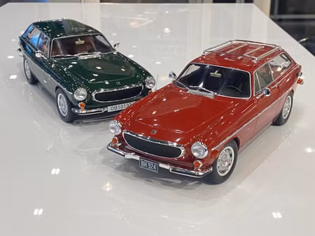 Skala 1/18 Volvo 1800 ES (US version) 1972 Red with lower side stripes fr Norev
