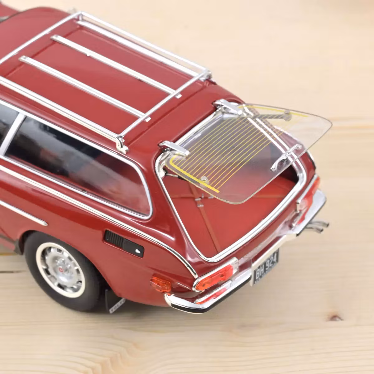 Skala 1/18 Volvo 1800 ES (US version) 1972 Red with lower side stripes fr Norev