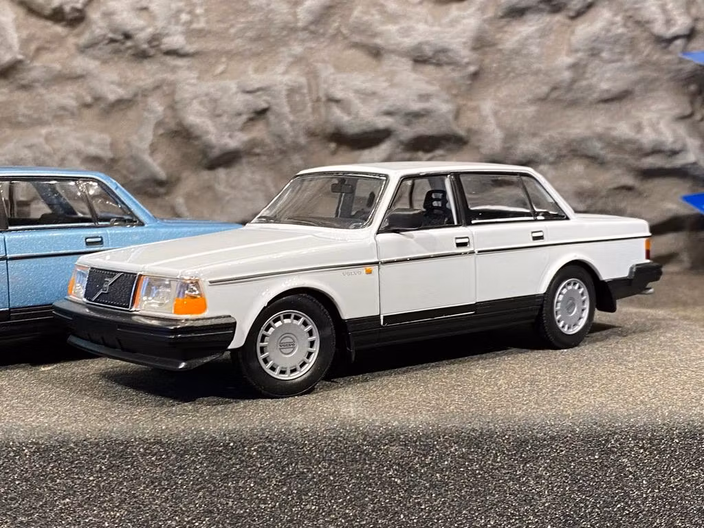 Skala 1/24 Häftig & snygg Volvo 240 GL, Vit från Nex models / Welly
