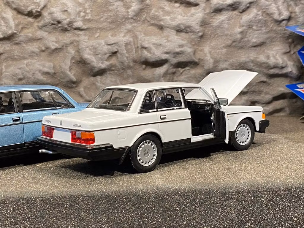 Skala 1/24 Häftig & snygg Volvo 240 GL, Vit från Nex models / Welly