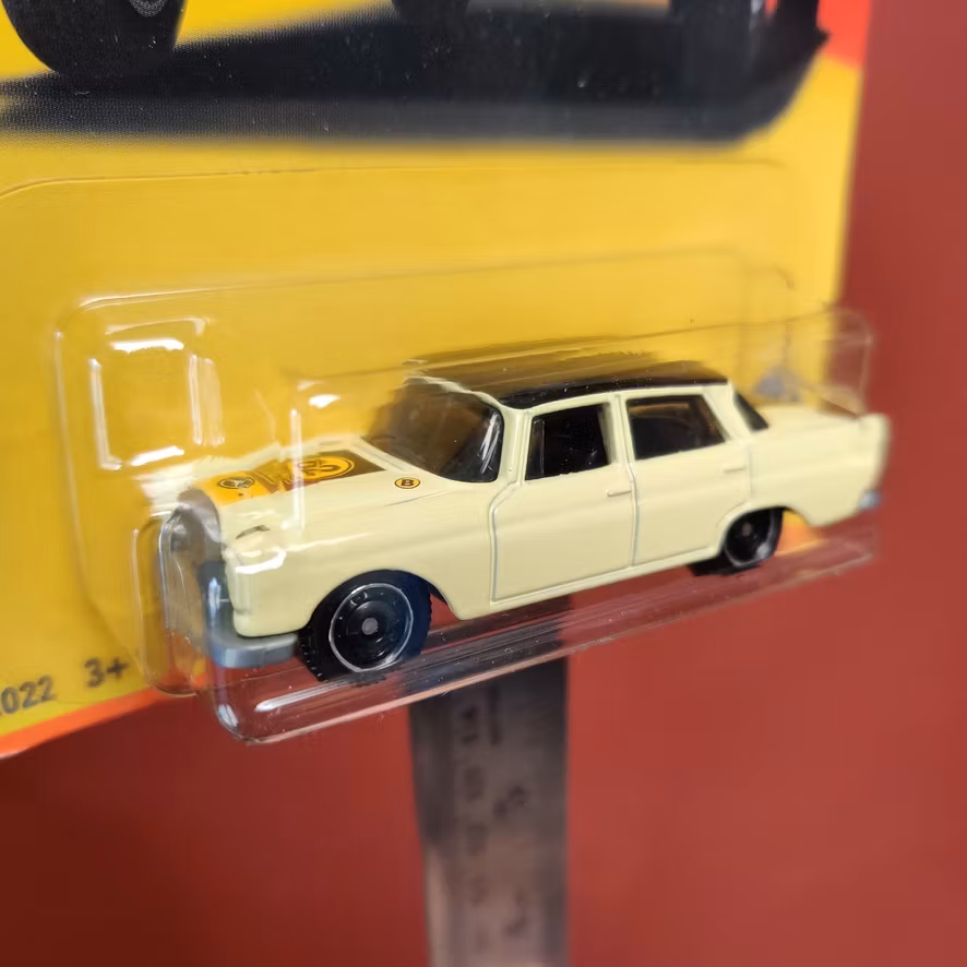 Skala 1/64 MATCHBOX - Germany - MERCEDES-BENZ 220 SE #62