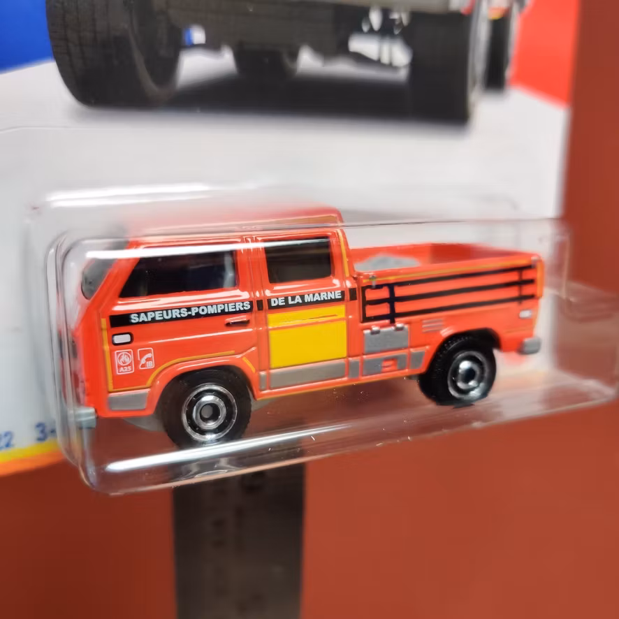 Skala 1/64 MATCHBOX - France - VW VOLKSWAGEN TRANSPORTER CREW CAB (1990)