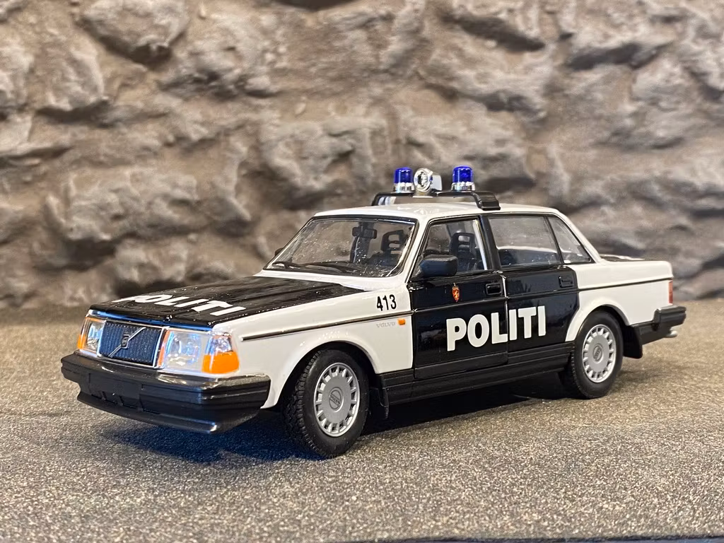 Skala 1/24 Volvo 240 GL, Norsk Politi - Police, Bl/w fr. Welly