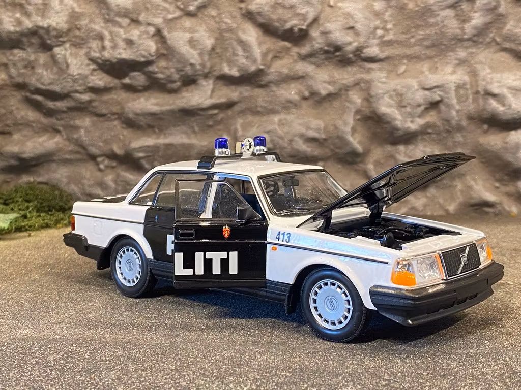 Skala 1/24 Volvo 240 GL, Norsk Politi - Police, Bl/w fr. Welly