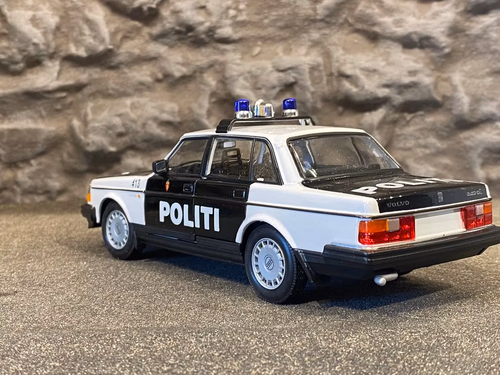 Skala 1/24 Volvo 240 GL, Norsk Politi - Police, Bl/w fr. Welly