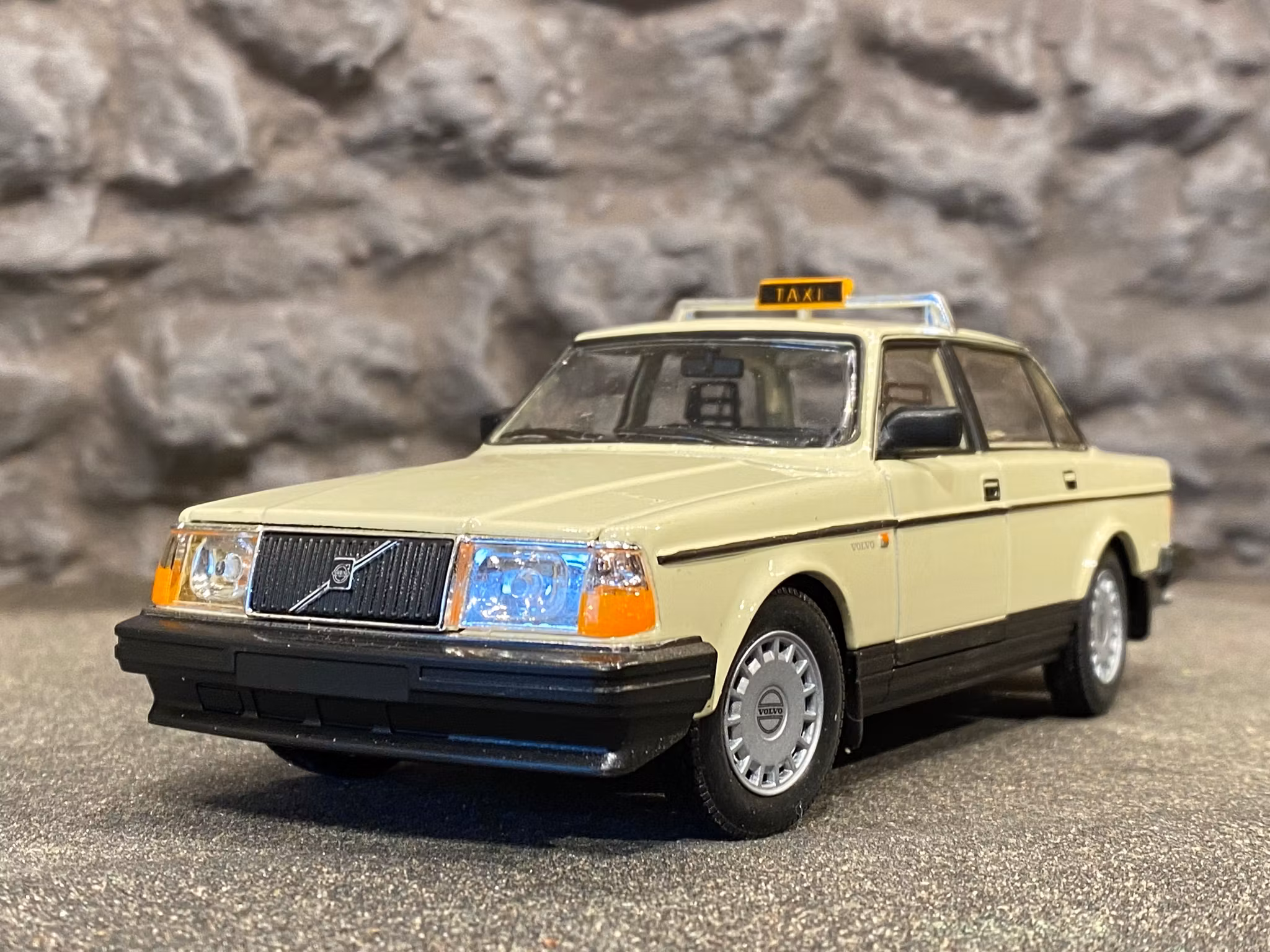 Skala 1/24 Volvo 240 GL, TAXI, ljusgul/beige fr Nex models / Welly