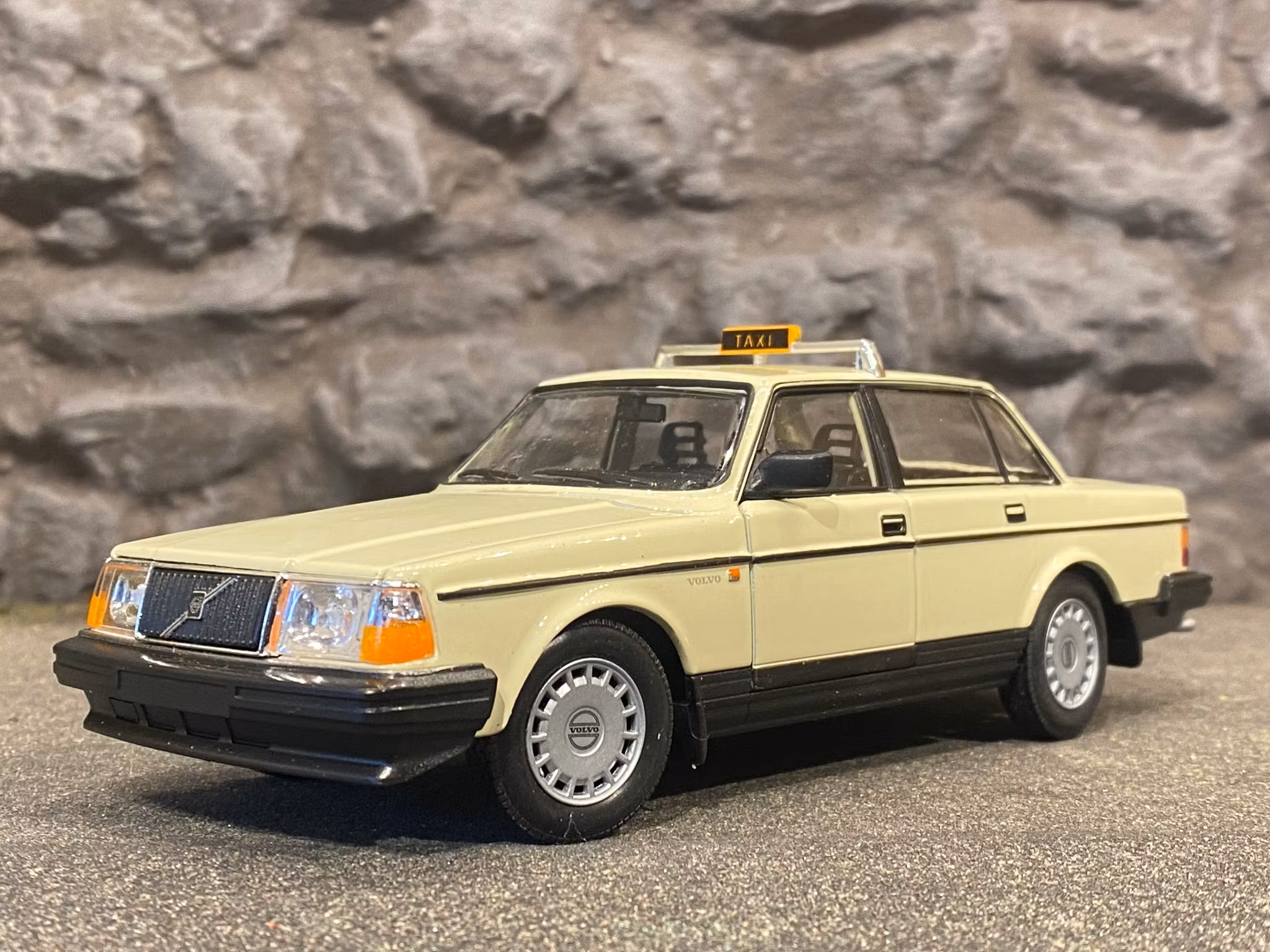 Skala 1/24 Volvo 240 GL, TAXI, ljusgul/beige fr Nex models / Welly