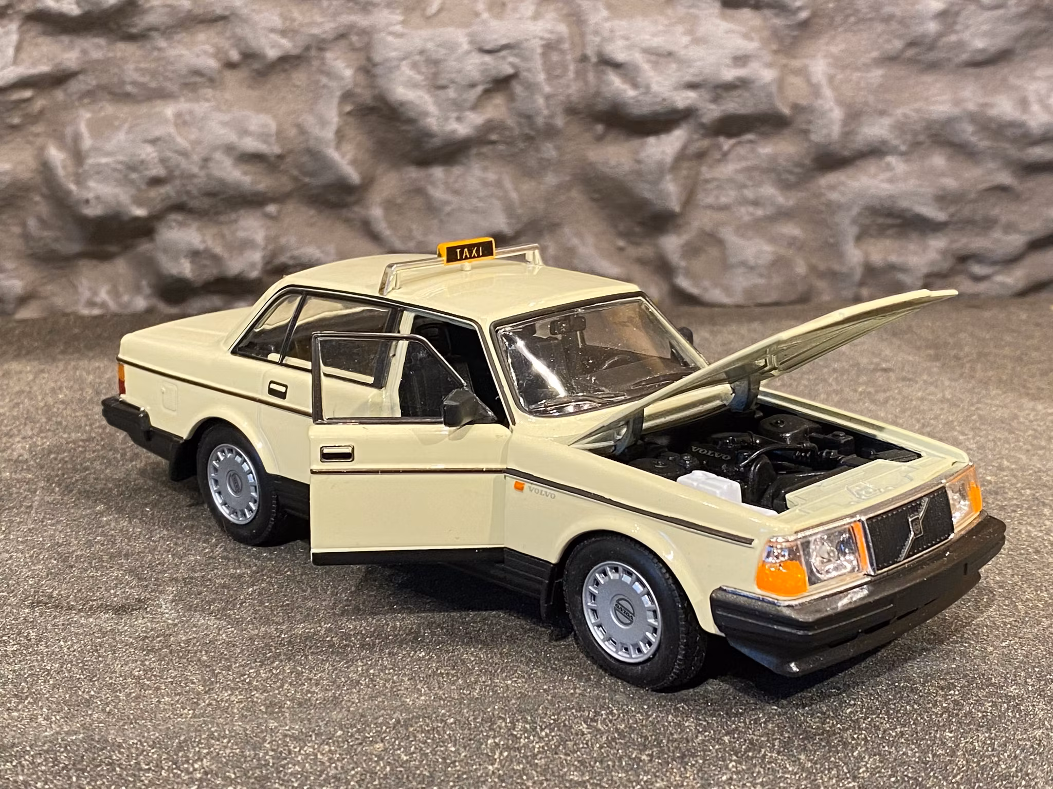 Skala 1/24 Volvo 240 GL, TAXI, ljusgul/beige fr Nex models / Welly