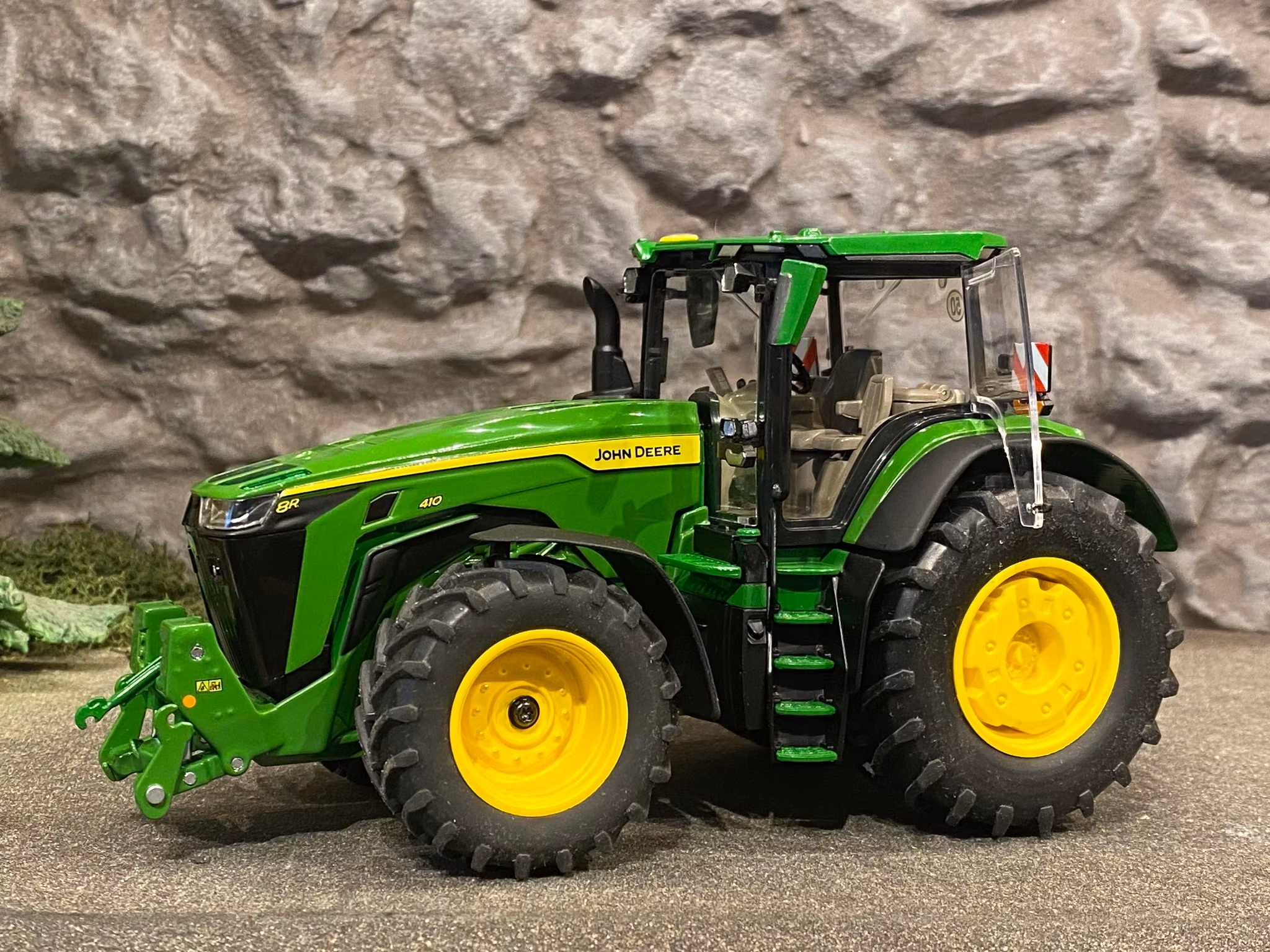 Skala 1/32: John Deere 8R 410 från Wiking